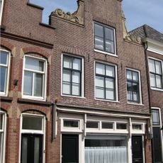 Pand met klokgevel met natuurstenen lijstranden