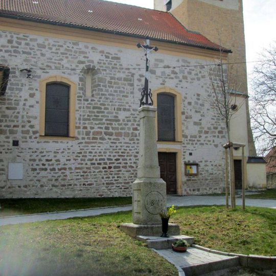 Kříž před kostelem v Myslívu