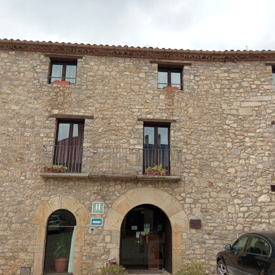 Casa de portes adovellades al carrer Major d'Oix