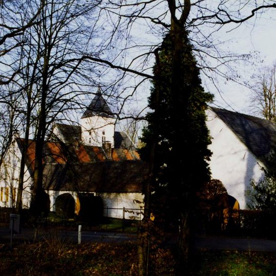 Frymerson castle: farm consisting of four wings around a closed courtyard