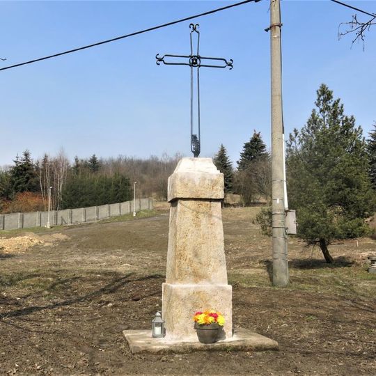 Kříž u kostela v Lipové