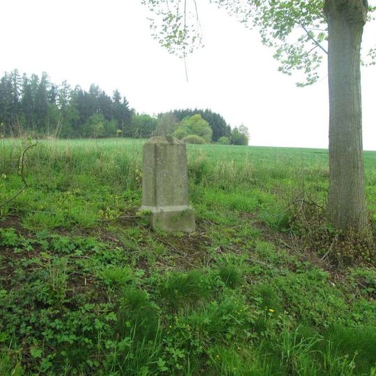 Kříž severozápadně od Bíluk