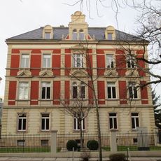 Mietshaus in offener Bebauung mit Vorgarten, Einfriedung und Hinterhaus Weststraße 16