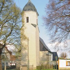 Dreifaltigkeitskirche Neusalza mit Kriegerdenkmal Kirchstraße 15 (bei)