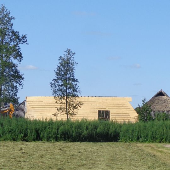 Boerderij van het hallehuistype met krimpen, opgetrokken in baksteen onder met Hollandse pannen bedekt zadeldak