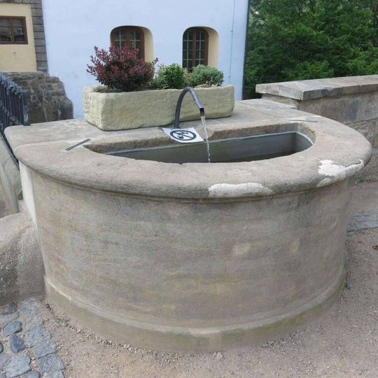 Malá kašna u mostu do zámku v Děčíně