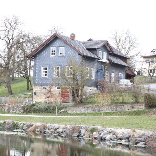 Wohnhaus mit angebauter Fachwerkscheune