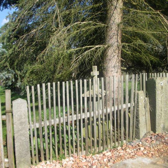 Kříž v zahradě v Jedvaninách