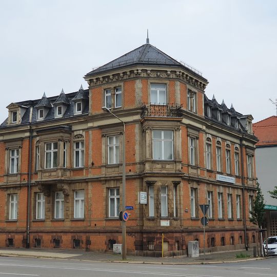 Wohnhaus in Ecklage in offener Bebauung, mit Resten der seitlichen Einfriedung Crimmitschauer Straße 4
