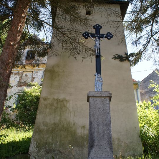 Kříž před zvonicí