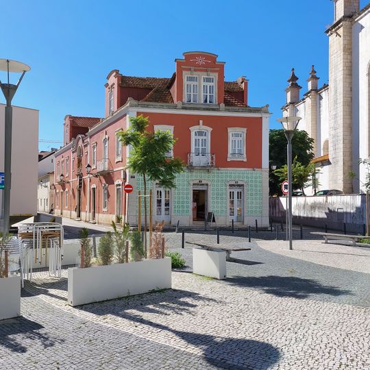 Edifício no Largo Cónego Maia, n.º 8 a 10