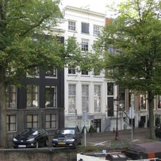 Huis met gepleisterde gevel onder rechte lijst