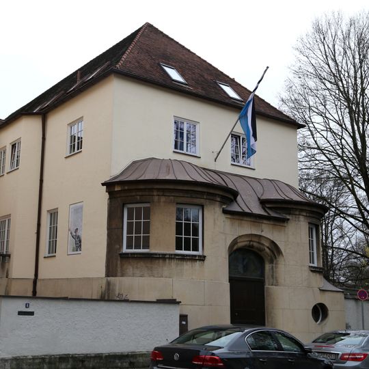 Portalvorbau und Gartenmauer