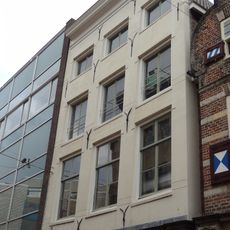 Huis met lijstgevel, achter welks bovendeel de zeer hoge, middeleeuwse kap schuil gaat