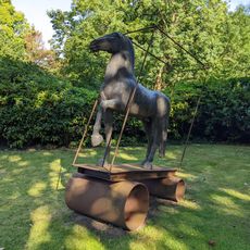 Pferd auf Rädern aus Industriemüll