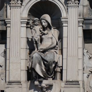 Vierge à l'Enfant façade de l'église Notre-Dame Saint Vincent de Lyon