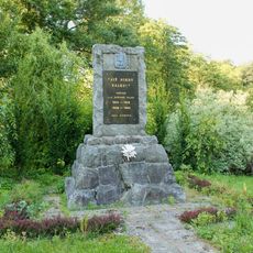 Pomník padlým v Lukové na rozcestí u hřiště