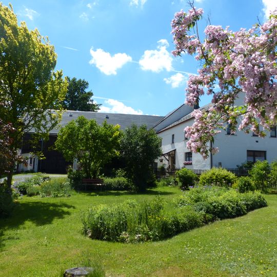 Geohrte Granit-Türrahmung