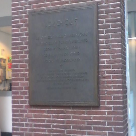 Plaquette in de Universiteit van Amsterdam