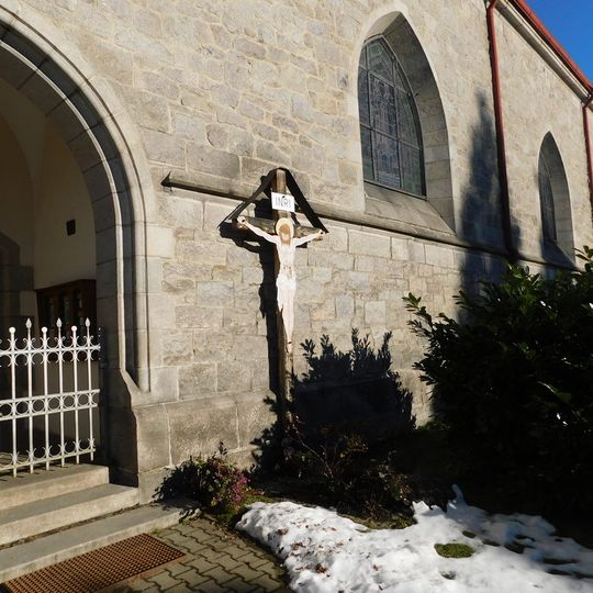 Kříž u kostela v Mukařově