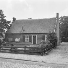 Boerderij van het langstraatse type, met dwarshuis en topgevel