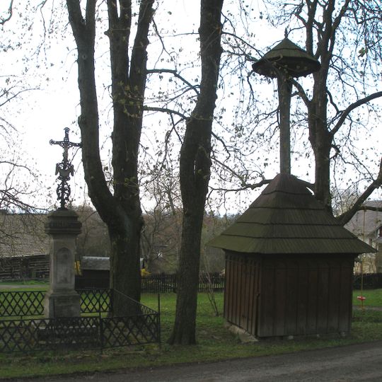 Zvonička a krucifix