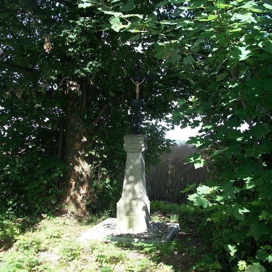 Kříž mezi Jivjany a Černovicemi