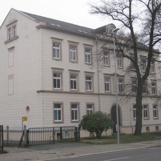 Wohnhaus in offener Bebauung mit Vorgarten Zwickauer Straße 132