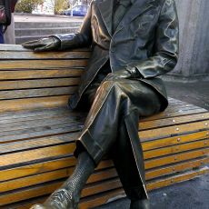 André L'Huillier assis sur un banc
