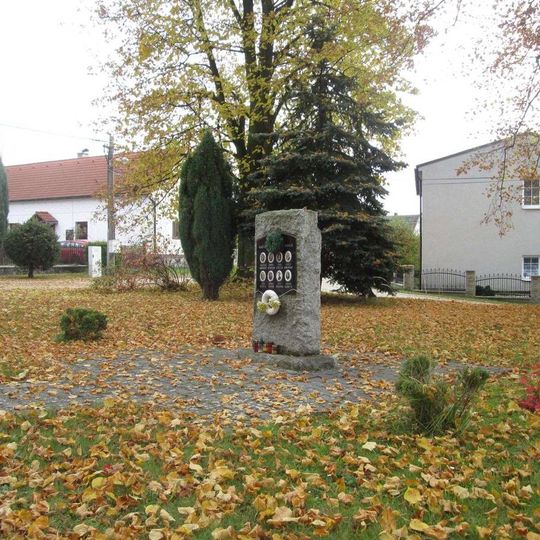 Pomník padlým v Čermné v parčíku