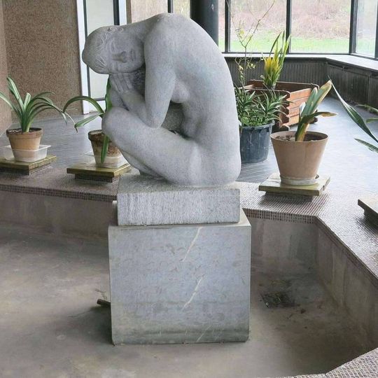 Socha ženy v hale nádraží v Duchcově