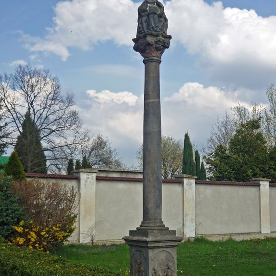 Sloup s Pietou u hřbitova ve Strupčicích