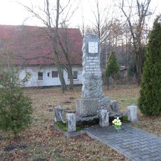 Pomník padlýmm v druhé světové válce u silnice ve Velké Šťáhli