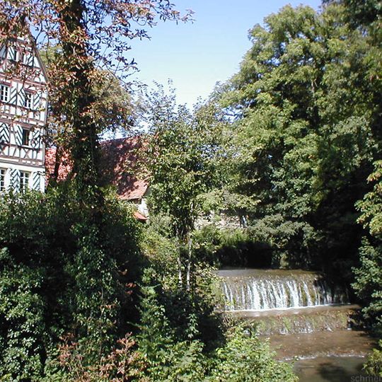 Tuffelsen mit Wasserfall