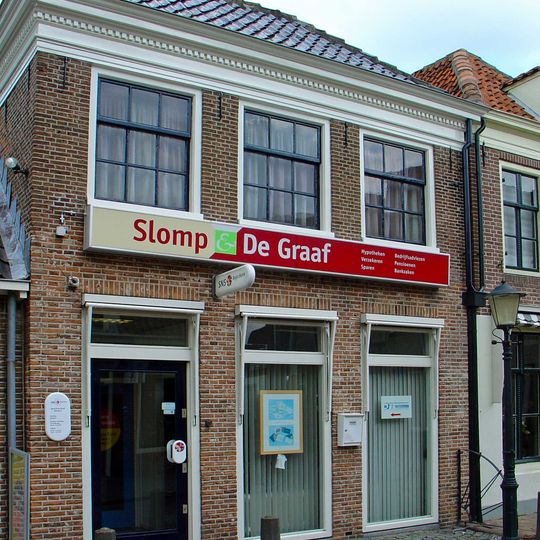 Pand met rechte kroonlijst en jonger benedendeel