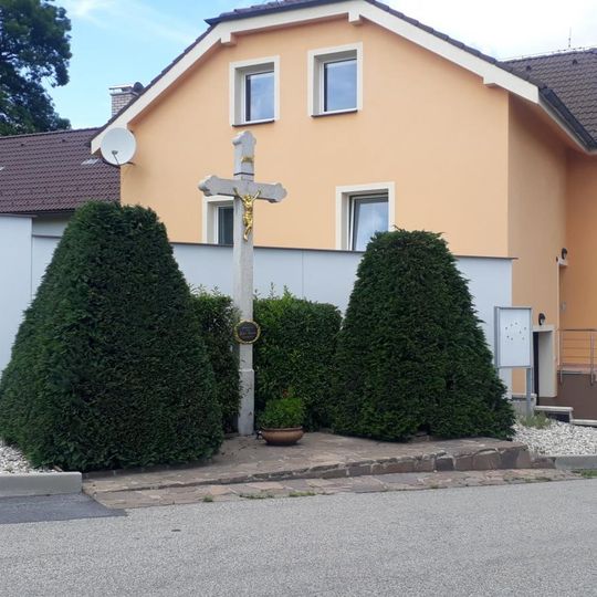 Kříž u kaple v Jivnu