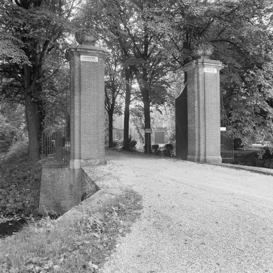 Toegangshek met boogbrug van het buiten amstelwyck