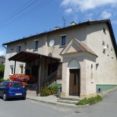 Kaplička v Hati na křižovatce ulic Kostelní a Pekařská