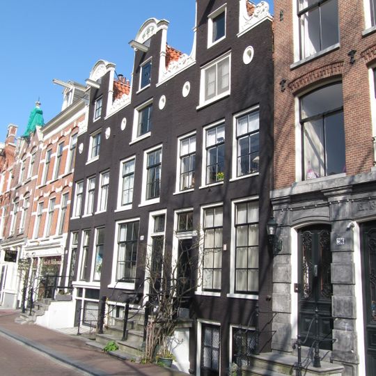 Huis met halsgevel