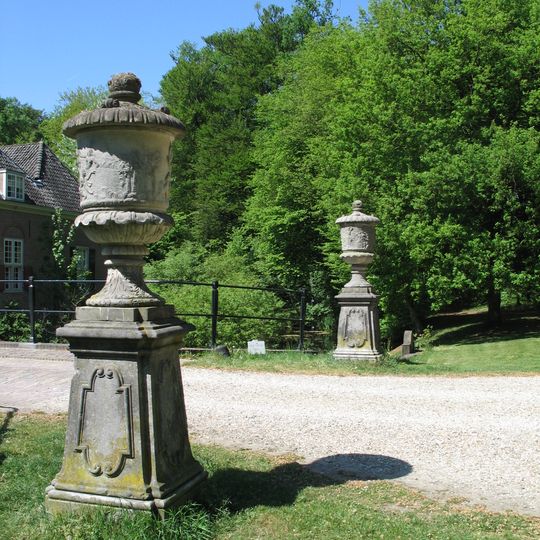 Kasteel Renswoude: twee tuinvazen bij toegangshek