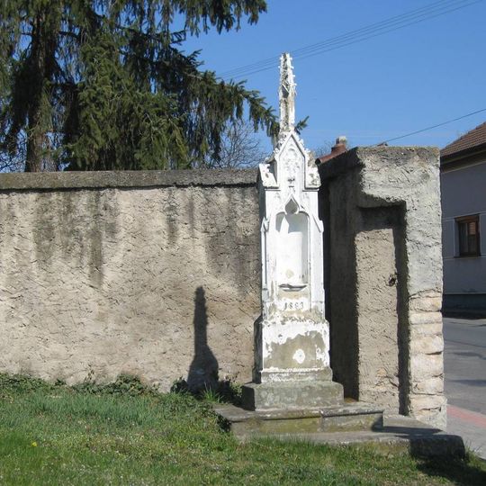 Výklenková kaplička na návsi v Kostelním Hlavně