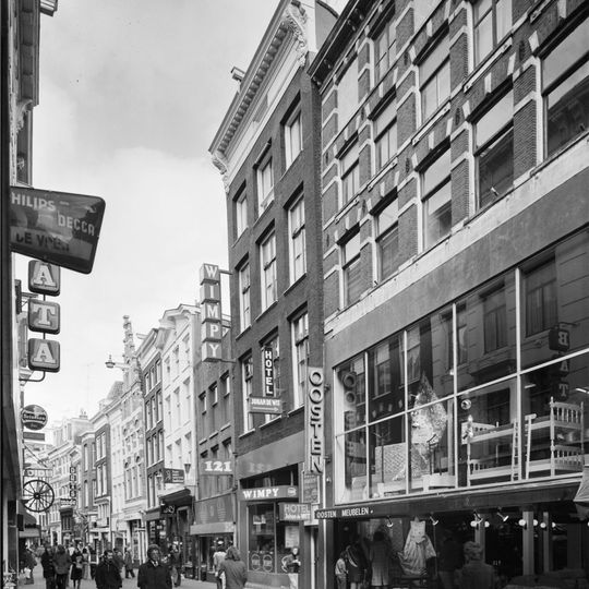 Pand met gevel onder rechte lijst met consoles