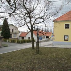 Kříž v Temelíně v parčíku