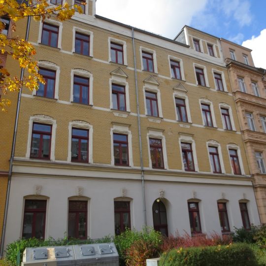 Mietshaus in geschlossener Bebauung mit Vorgarten Further Straße 25
