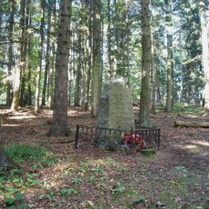 Pomník v lese nad Horšicemi