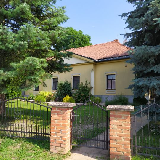 Kúria, malý kaštieľ, kaštieľ