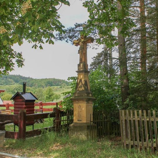 Kříž v Bezděkově vedle naučné stezky