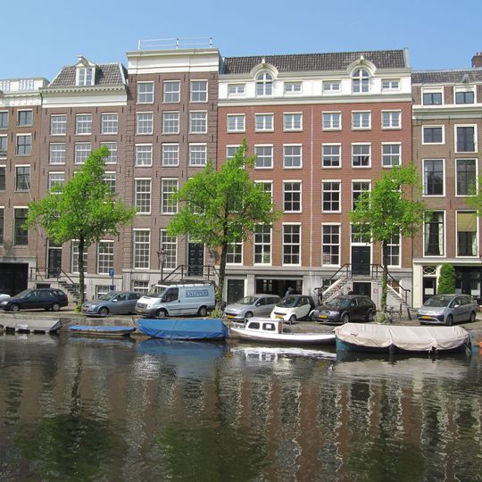 Pand met gevel met middenrisaliet en hoeklisenen onder rechte lijst, evenals de deur, -kalf en snijraam