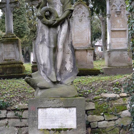 Ev. cintorín Kozia brána, náhrobník so sochou