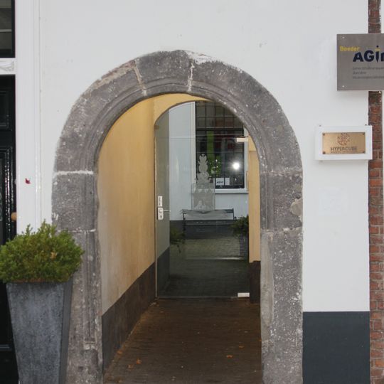 Poortje met gotisch omlijstingsprofiel, in pand nr 13 aanwezig